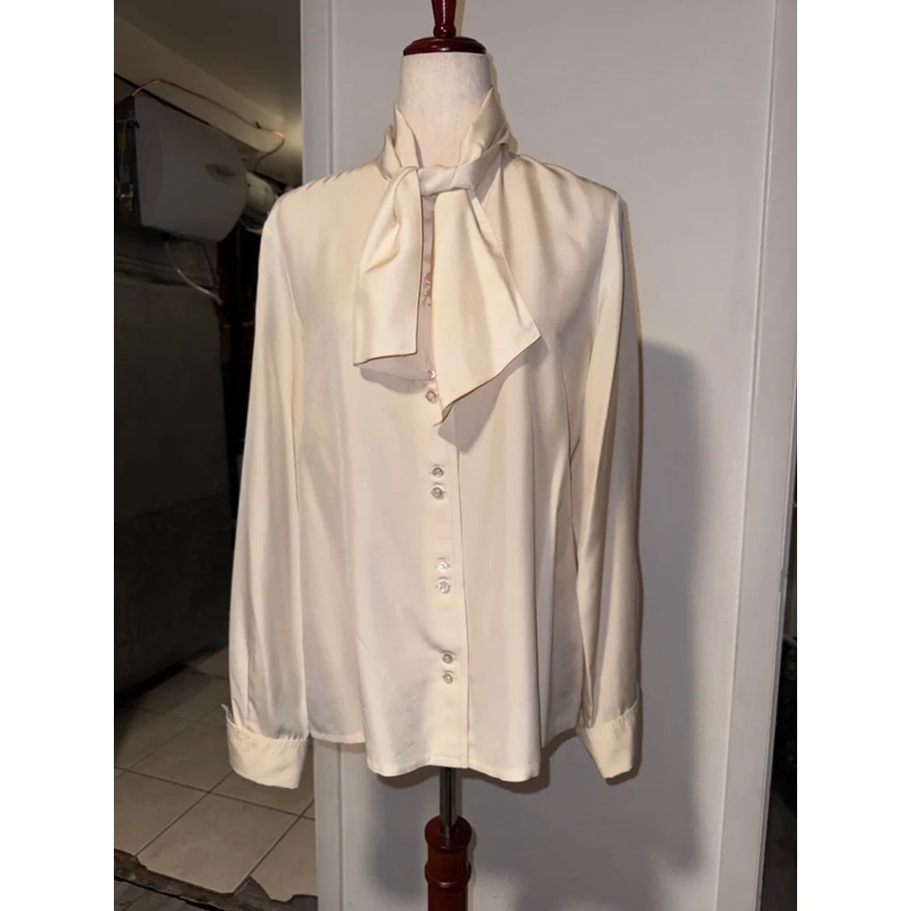 Long sleeve blouse cream colored 100% silk. To fit bust 38 inches. Yeager London - Picture 2 of 14